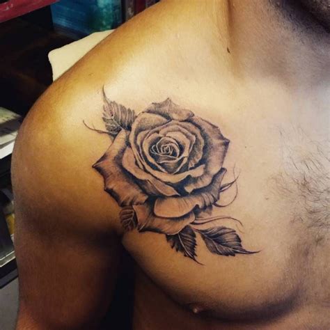 rosas en el pecho hombre|Tatuajes de rosas en el pecho para hombres: Explorando la。